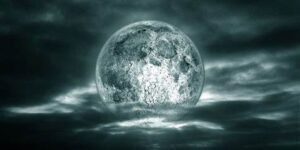 Luna brillando con nubes espectaculares